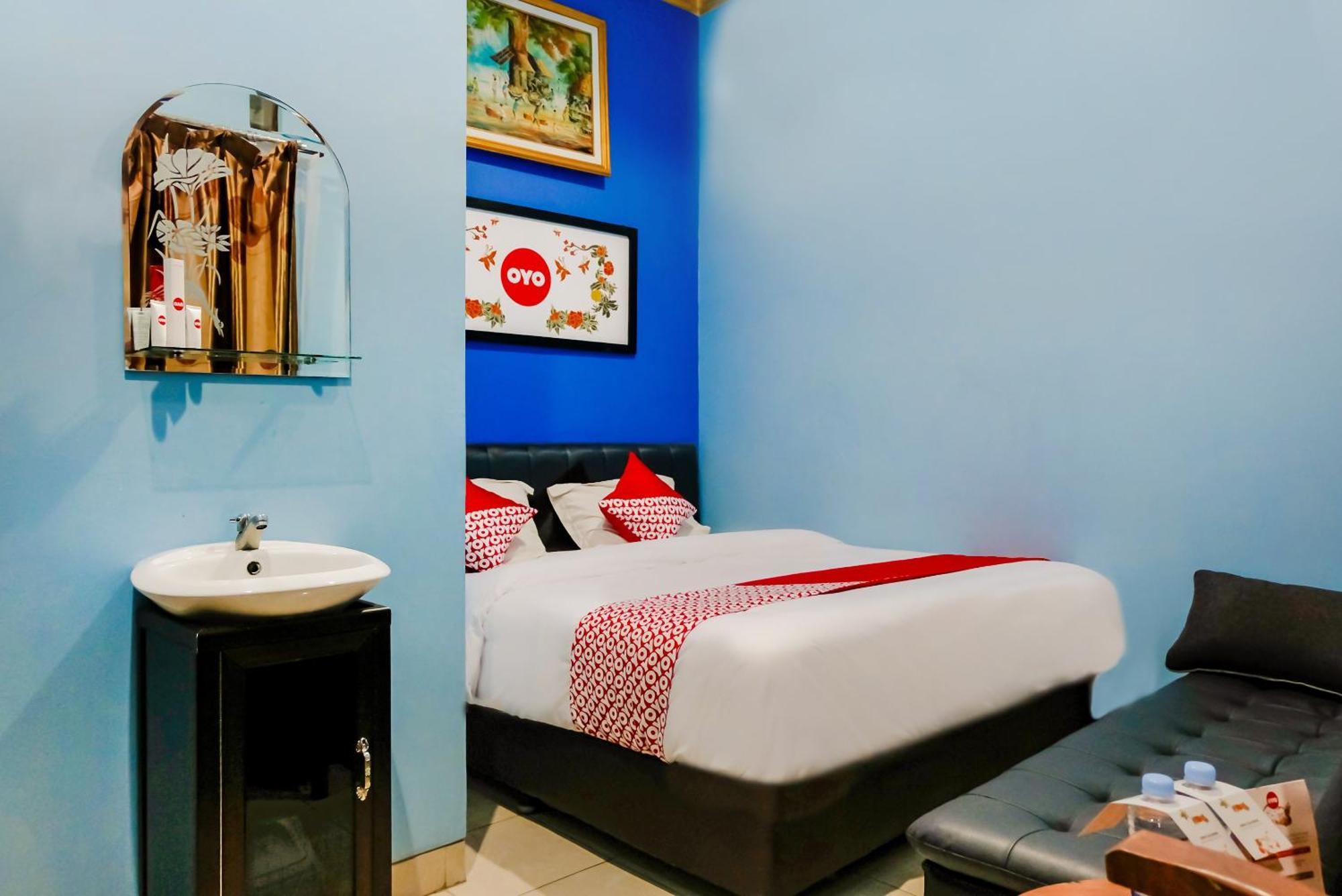Oyo 778 Guest House Amalia Malang Exterior foto
